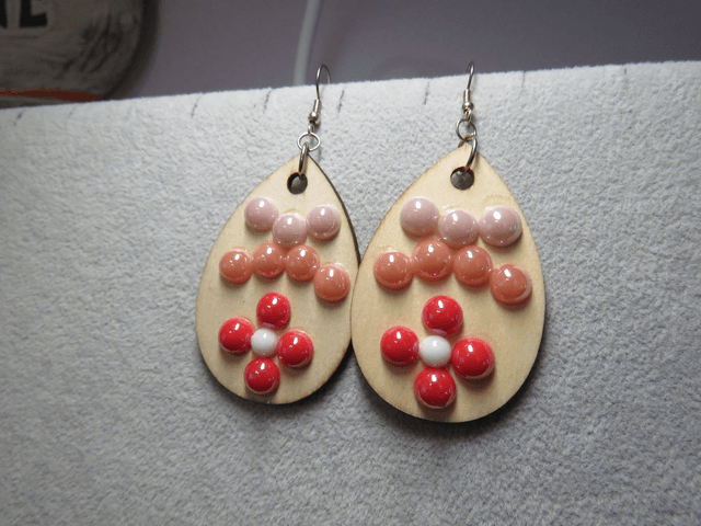 Boucles d'oreilles bois et résine nacré rose 