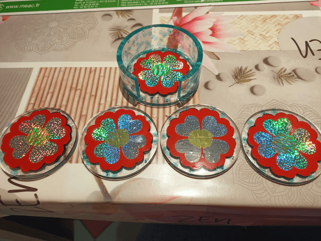 Sous verres et leur boîte de rangement  - Fleur holographique 