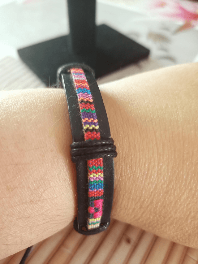 Bracelet en cuir noir et tissé 