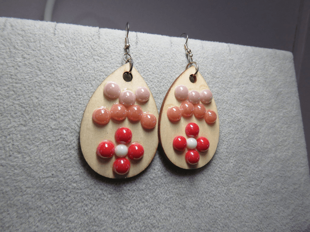 Boucles d'oreilles bois et résine nacré rose 