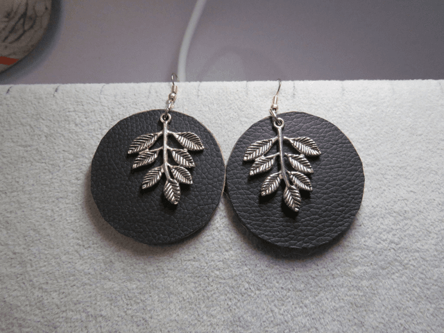 Boucles d&#039;oreilles bois et cuirs 