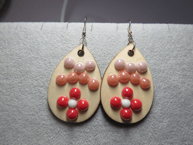 Boucles d&#039;oreilles bois et résine nacré rose 