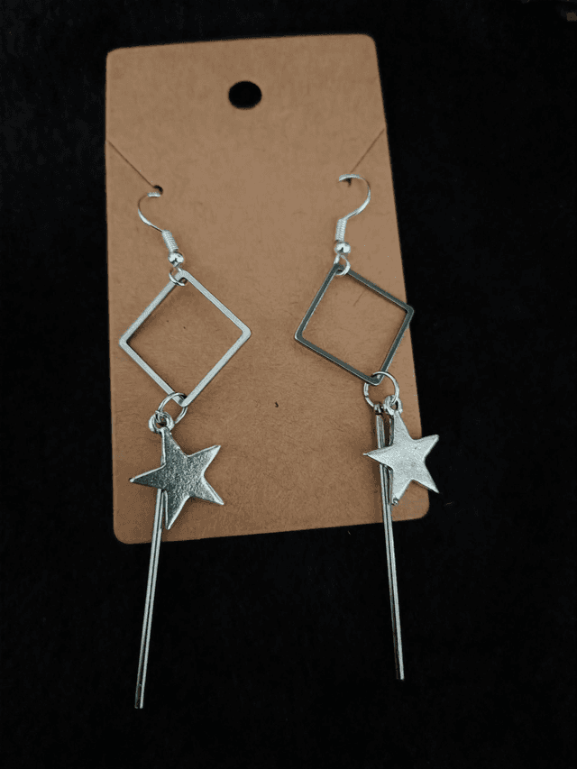 Boucles d&#039;oreilles mi+longue étoilées 