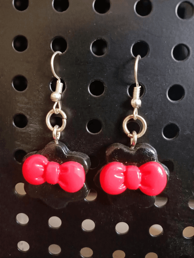 Boucles d&#039;oreilles petits nœuds rouge 