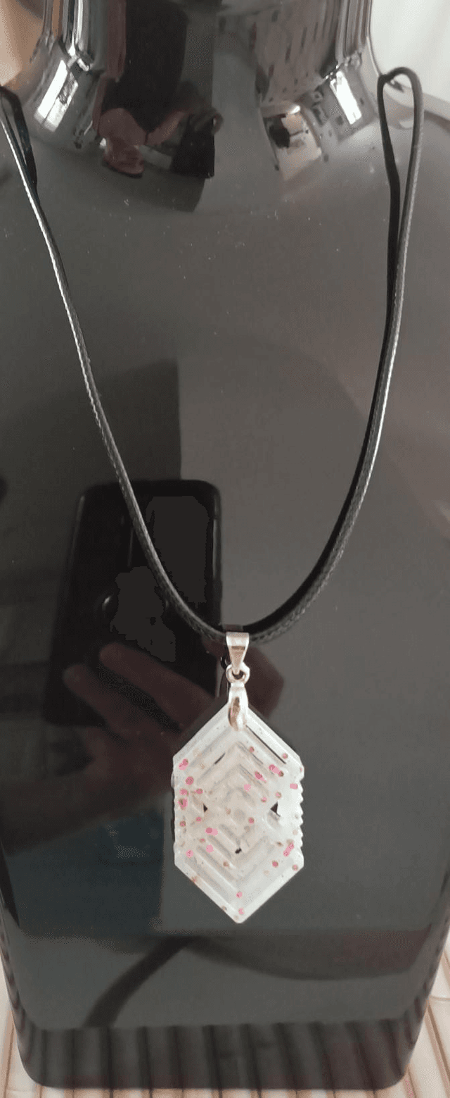 Collier pendentif en résine 